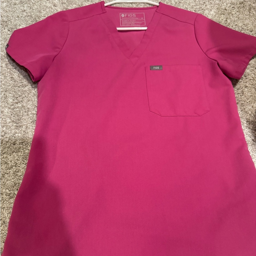 Figs Electric Orchid XS top, S bottoms
